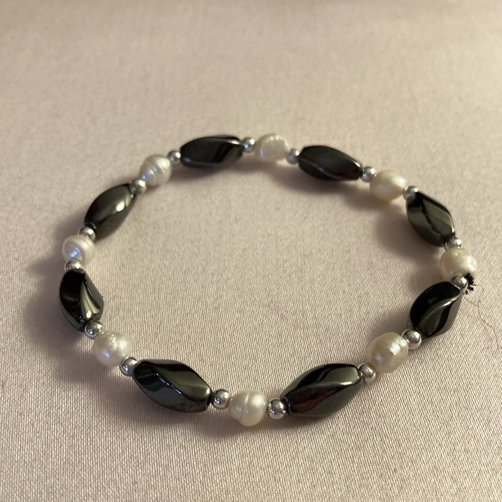 NWOT - Hematite Glossy Twisted Oval, Silvertone Beads & Pearl Stretch Bracelet